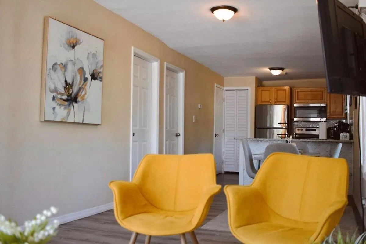 Villa Urban Paradise: Stylish Getaway Near Buschgardens Tampa USA