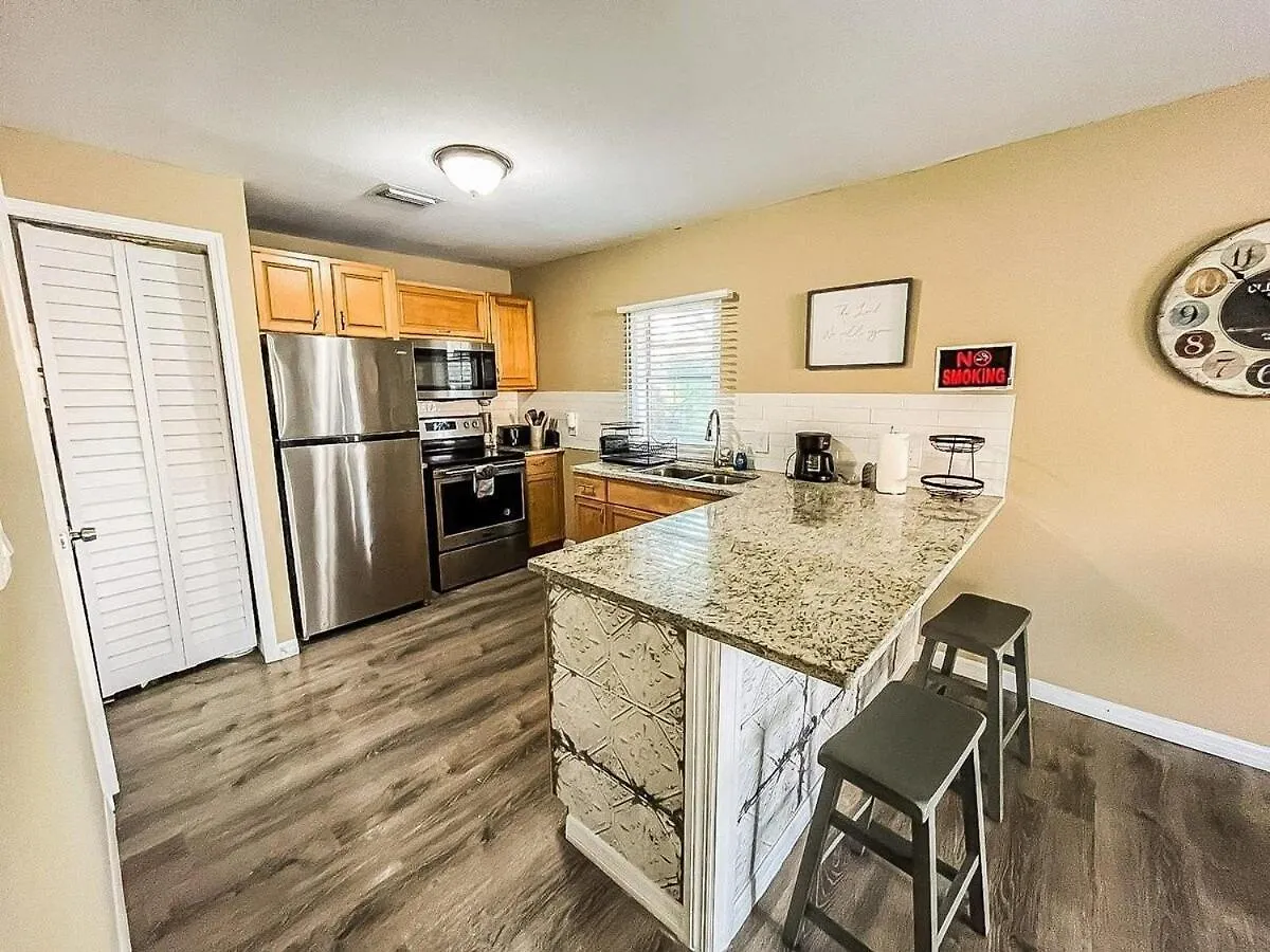 Villa Urban Paradise: Stylish Getaway Near Buschgardens Tampa