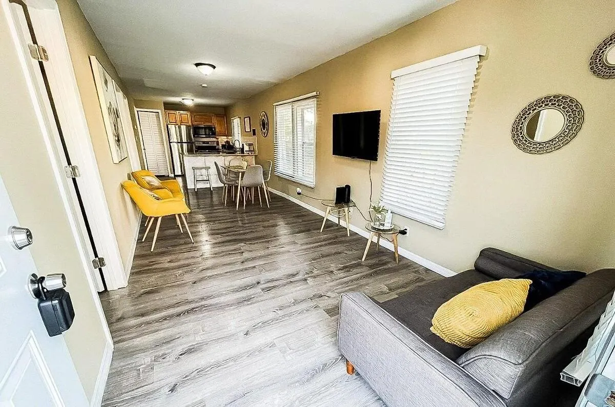 Villa Urban Paradise: Stylish Getaway Near Buschgardens Tampa USA