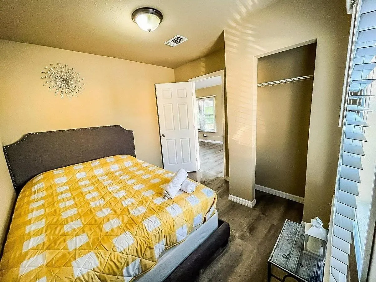 Urban Paradise: Stylish Getaway Near Buschgardens Tampa