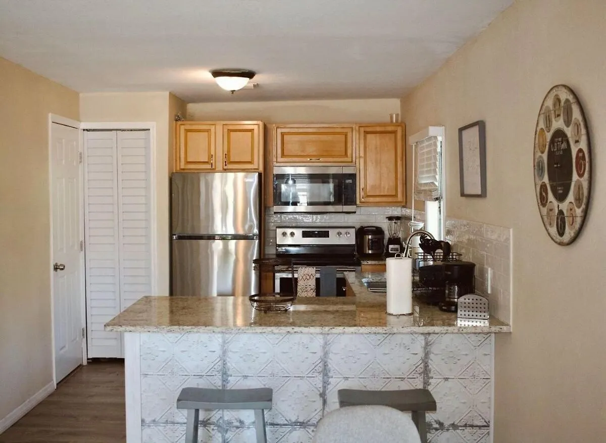 Urban Paradise: Stylish Getaway Near Buschgardens Tampa Villa
